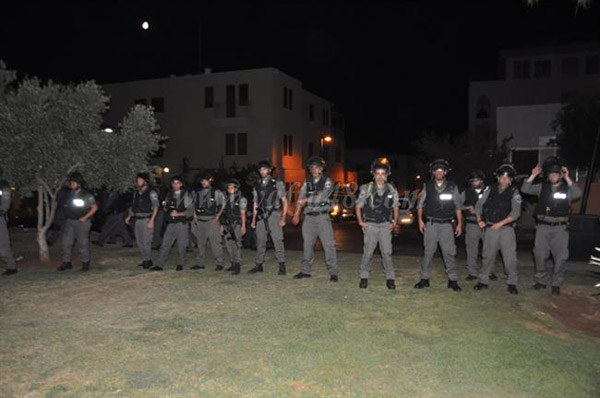 فيديو: لليوم الثاني مئات المواطنين ينددون بالوجود الاستيطاني في حي الجبلية بيافا "يافا لليافيين"